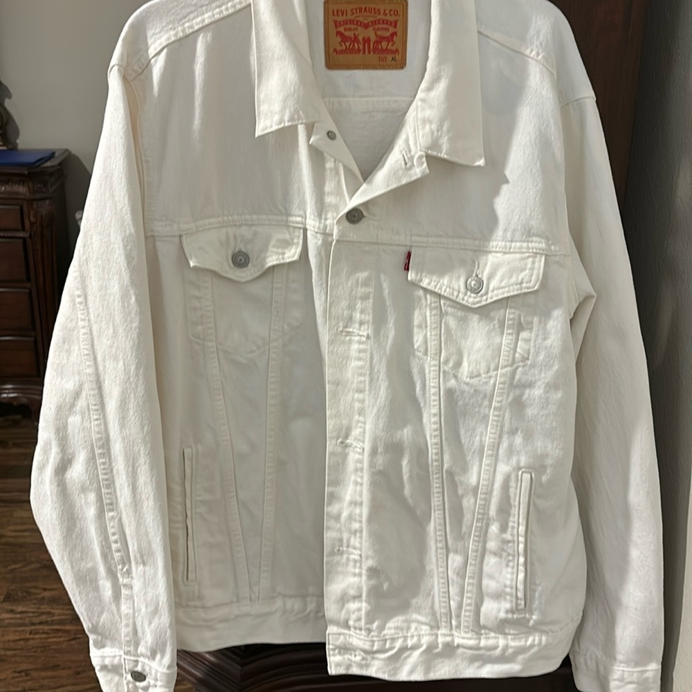 Levi’s white denim jacket Great condition!